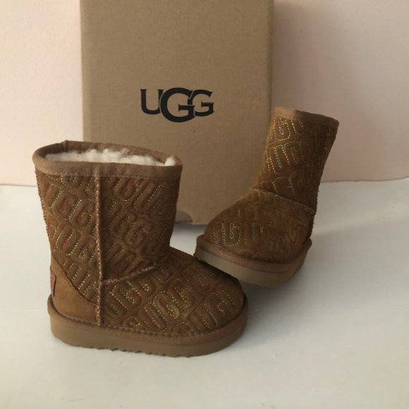 UGG Classic II Graphic Stitch Leather Kids' Short Boot for boy or girl. Size: 6 - Picture 7 of 13